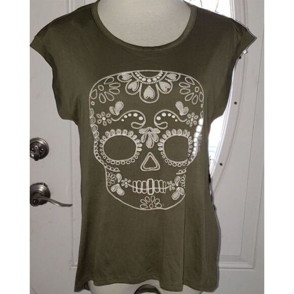 NWOT~Trendy Almost Famous Olive Green Skull Cut Out Top Sz Large - Picture 1 of 4